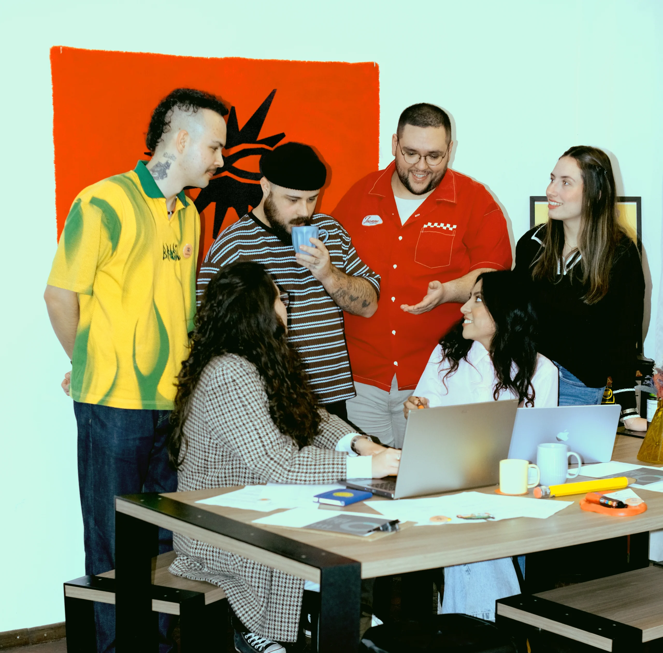 Equipe do Portal Garganta trabalhando em redação